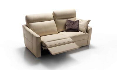 Comodo e avvolgente, il divano Valencia è un programma completo con opzione relax che offre la massima libertà di scelta. Ben 2 spalliere e 5 braccioli permettono di creare il divano ideale ad ogni spazio.
