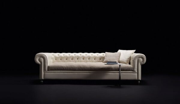Il divano Nottingham è un’interpretazione in chiave moderna di un classico del design fornisce l’ispirazione per nuove accoglienti forme, caratterizzate da una seduta più profonda e dimensioni più generose. Il risultato è un comfort invidiabile che trova piena esaltazione nella bellezza della lavorazione capitonné.
